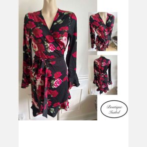 Kjole i sort med blomster og sl� om funktion. XL talje: 80 - 110 cm.