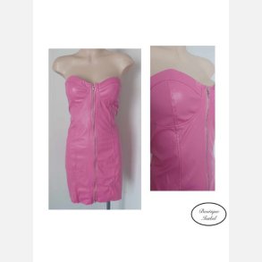 Kjole i pink l�derlook fremstillet i str�k med elastik i kanten p� ryg. Gennemg�ende lynl�s. Large