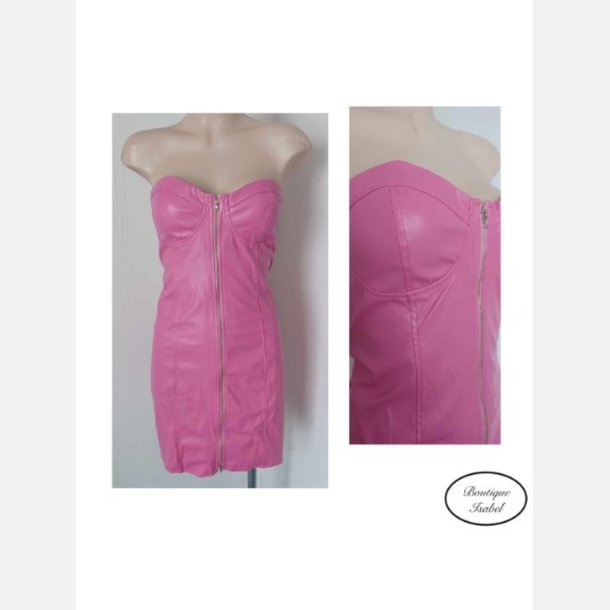 Kjole i pink l�derlook fremstillet i str�k med elastik i kanten p� ryg. Gennemg�ende lynl�s. Large