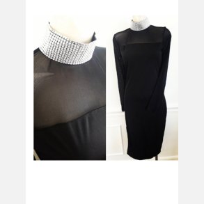 Kjole. Sort med flot similibelagt hals. Gennemsigtige �rmer. Str�kbart materiale. Slids i siden.Str XL. Taljem�l: 78-92 cm
