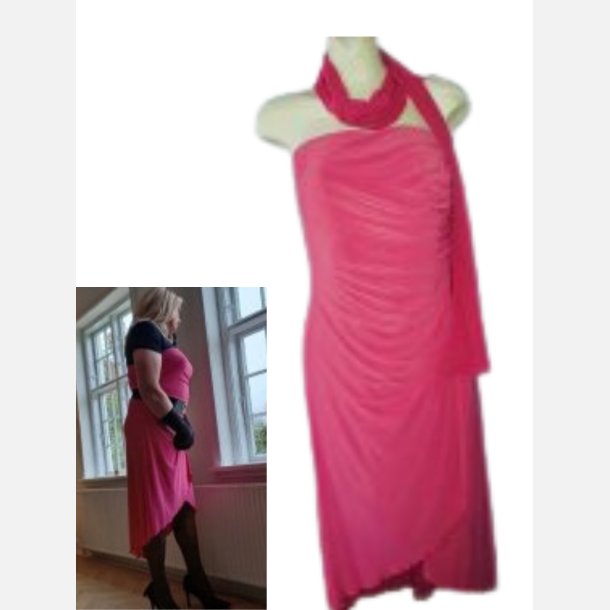 Kjole. Galla i pink med simili sten. Super flot snit og elastisk s� den har en god pasform. Str.44/46