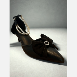 Pumps. Sort l�derlook med fine sl�jfer og perler p� rem. H�jde: 7,5 cm