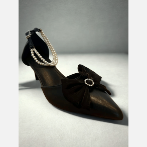 Pumps. Sort l�derlook med fine sl�jfer og perler p� rem. H�jde: 7,5 cm