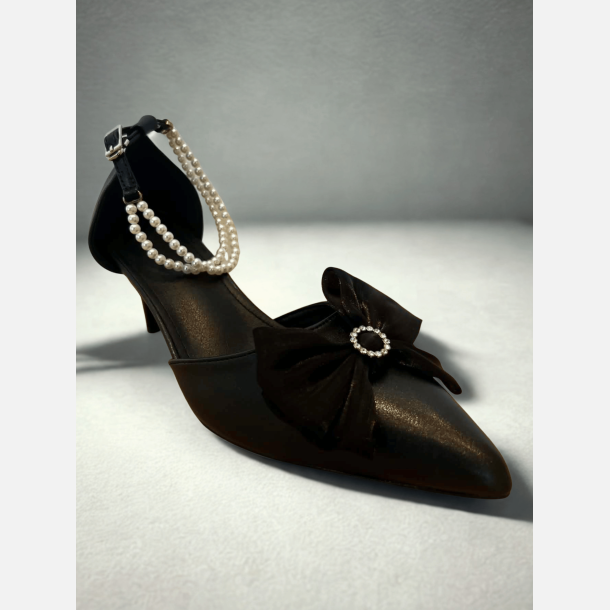 Pumps. Sort l�derlook med fine sl�jfer og perler p� rem. H�jde: 7,5 cm