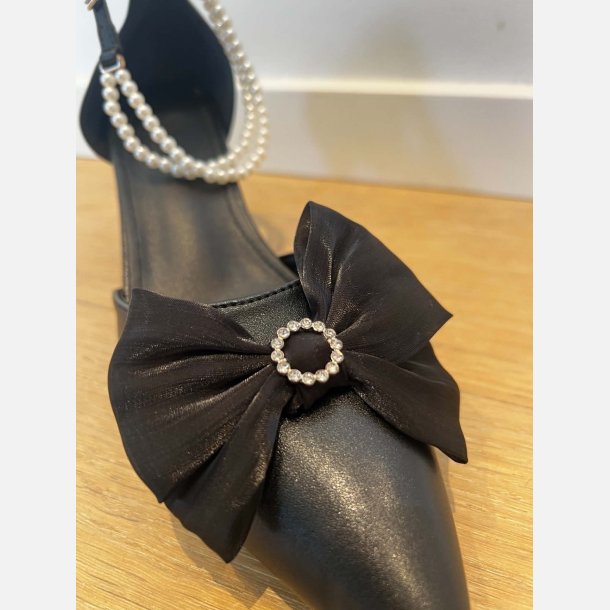 Pumps. Sort l�derlook med fine sl�jfer og perler p� rem. H�jde: 7,5 cm