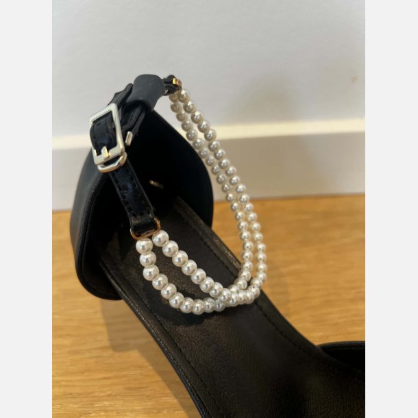 Pumps. Sort l�derlook med fine sl�jfer og perler p� rem. H�jde: 7,5 cm