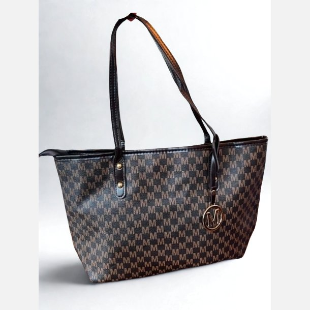Taske. M�rkebrun med M logo og lynl�s. Skulderhanke. H: 27 cm L: 42cm. 