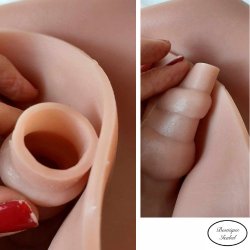 Vagina. Super flot i realistisk look a like hvor du kan tisse, med korte ben og ekstra meget fylde p� numsen!. bestillingsvare