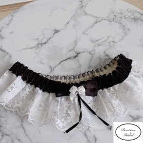 Str�mpeb�nd i sort satin med elastik og bred hvid blondekant. One size