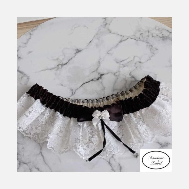 Str�mpeb�nd i sort satin med elastik og bred hvid blondekant. One size