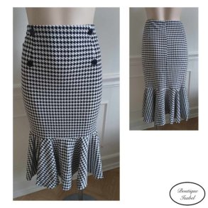 Nederdel i sort/hvid tern pencilskirt med fl�se i bund. 