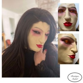 Kvindemaske. Flot maske med r�d l�bestift p�farvet og feminine tr�k. One size