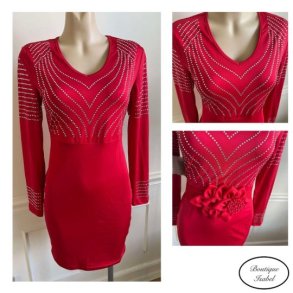 Kjole i r�d str�k med similisten der tilpasser sig din figur. 