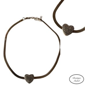 Halsk�de i guld med hjerte fyldt med similisten. Super fin med en l�ngde op til 45 cm