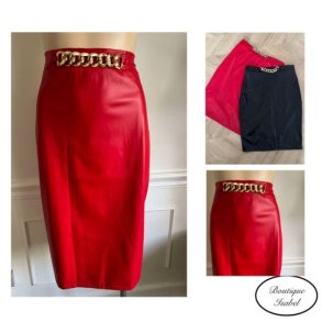 Nederdel i r�d kraftig l�derlook med elastik i taljen. Flot detalje i guld. XL