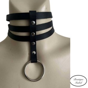 Halsb�nd med 3 remme og O ring i sort l�derlook. Begynder i One size