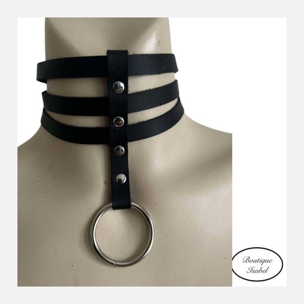 Halsb�nd med 3 remme og O ring i sort l�derlook. Begynder i One size