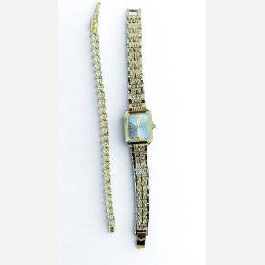 Guldur med fint armb�nd med similisten. L: 18 cm