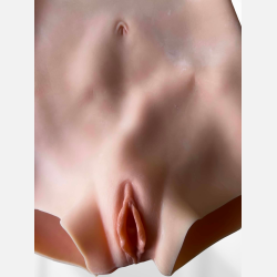 Vagina. Super flot i realistisk look a like hvor du kan tisse, med kort ben og ekstra meget fylde p� numsen!. Incl. vagina kanal. Taljem�l: 68-94cm
