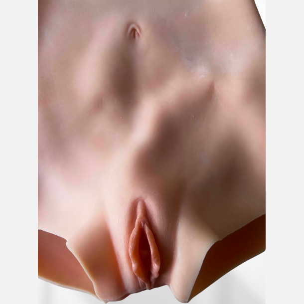 Vagina. Super flot i realistisk look a like hvor du kan tisse, med kort ben og ekstra meget fylde p� numsen!. Incl. vagina kanal. Taljem�l: 68-94cm